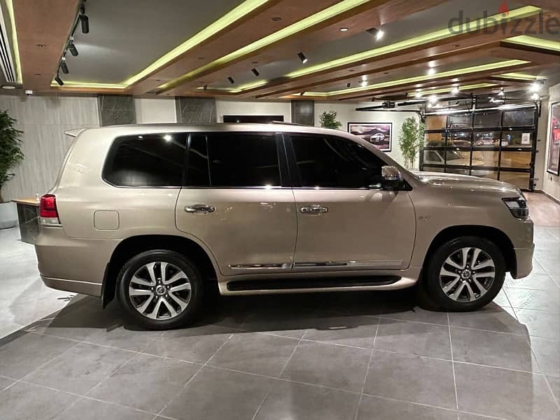 Toyota Land Cruiser VXS 5.7 2018 model FOR SALE 5