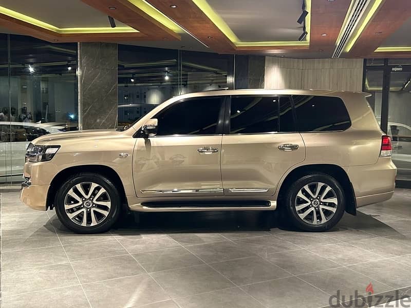 Toyota Land Cruiser VXS 5.7 2018 model FOR SALE 9