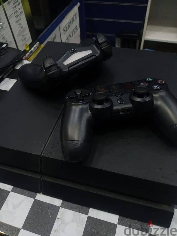 play Station 4 With 2 Controller 1