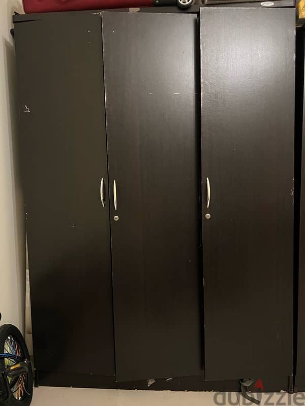 3 door cupboard 0