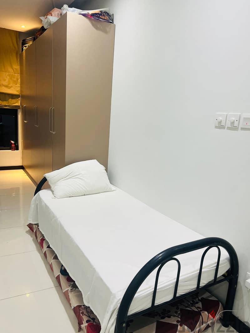 Bed space available for rent in east riffa near Montreal showroom 1