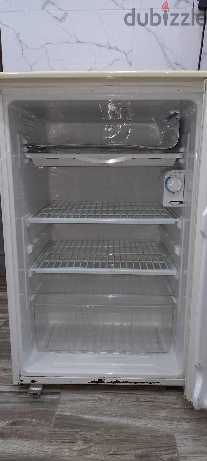 Used Small Samsung Fridge (SRG-148) 2