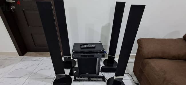 2 DVD PLAYER 4 Tall Speakers 2 small Speaker