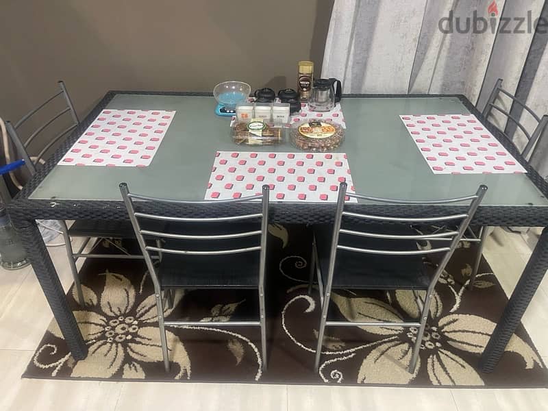 glass dinning table with 4 chairs from Marina 0