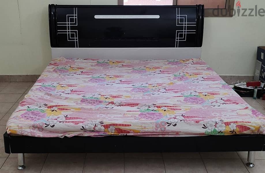 Queen Cot with Mattress. Good quality. 0