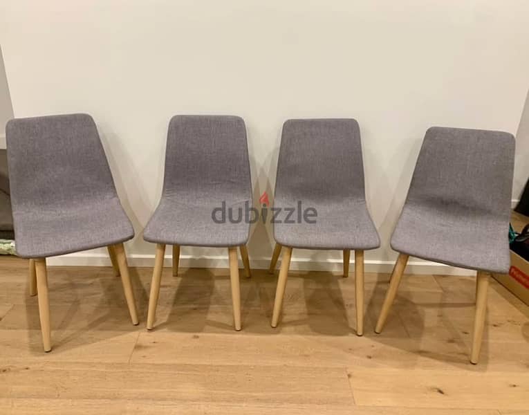 طاولة تكبر وتصغر في الحجم مع الكراسي Zoom in and zoom with chairs 1