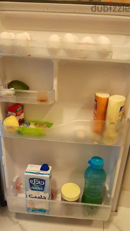 ثلاجة نظيفة جدا للبيع بسبب السفر  Fridge for sale 1