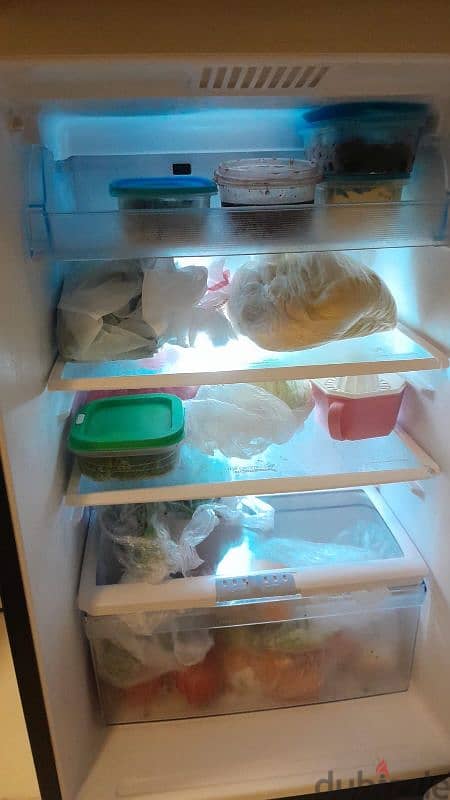 ثلاجة نظيفة جدا للبيع بسبب السفر  Fridge for sale 3