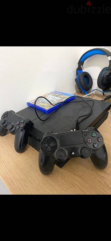 PlayStation 4 with gta V and 2 controllers 0