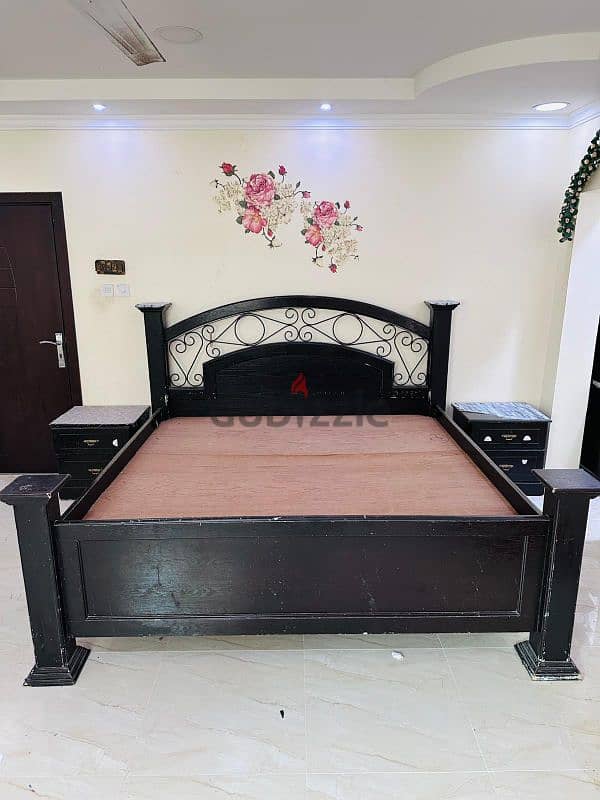 cont(36216143) Bedroom Set For Sale King size bed 2 side tables Dre 1