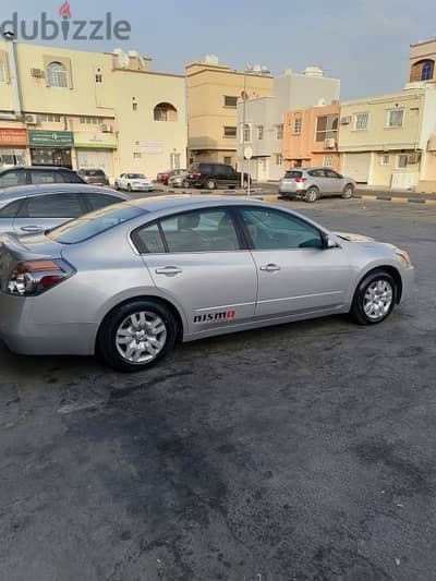 Nissan altima 2010 urgent for sale Watsap 33990572