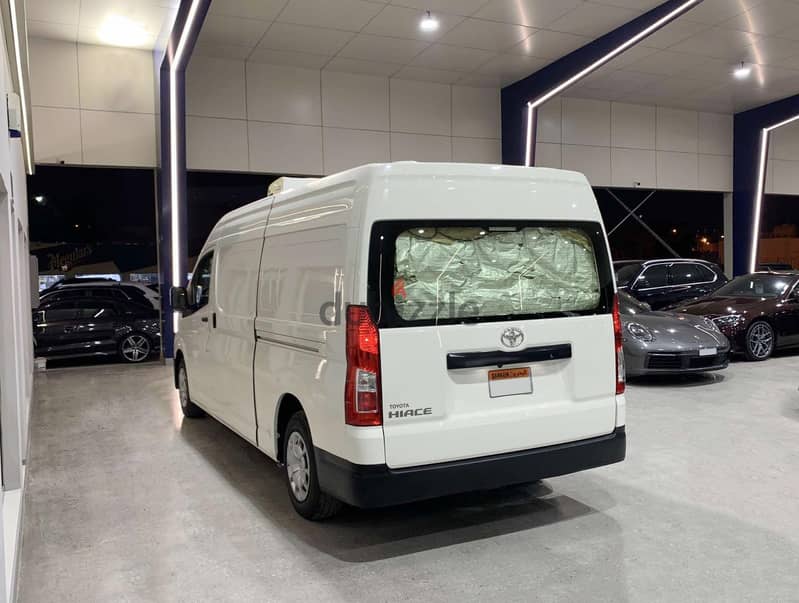 Toyota Hiace Bus Freezer 2