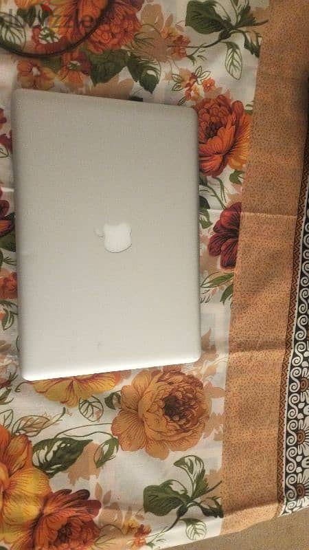 Apple maxbook pro 1