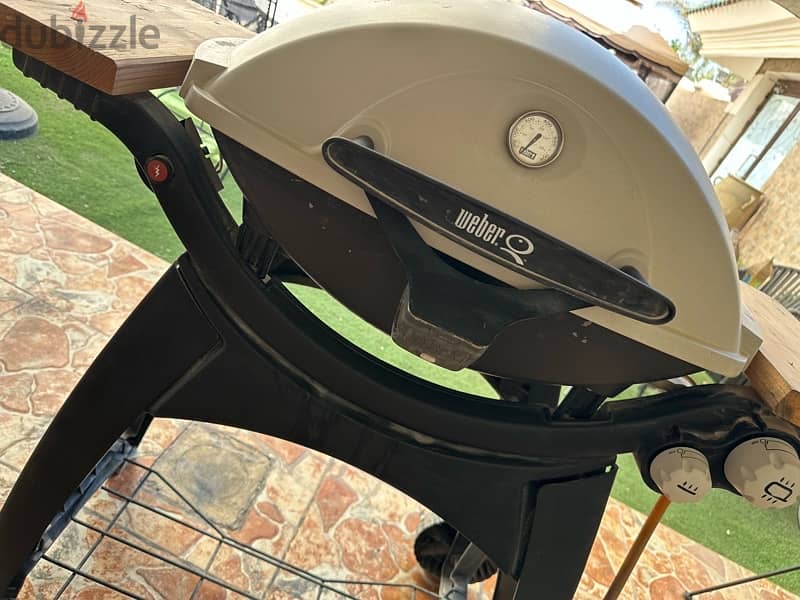 BBQ gas in excellent condition and outdoor furniture 3