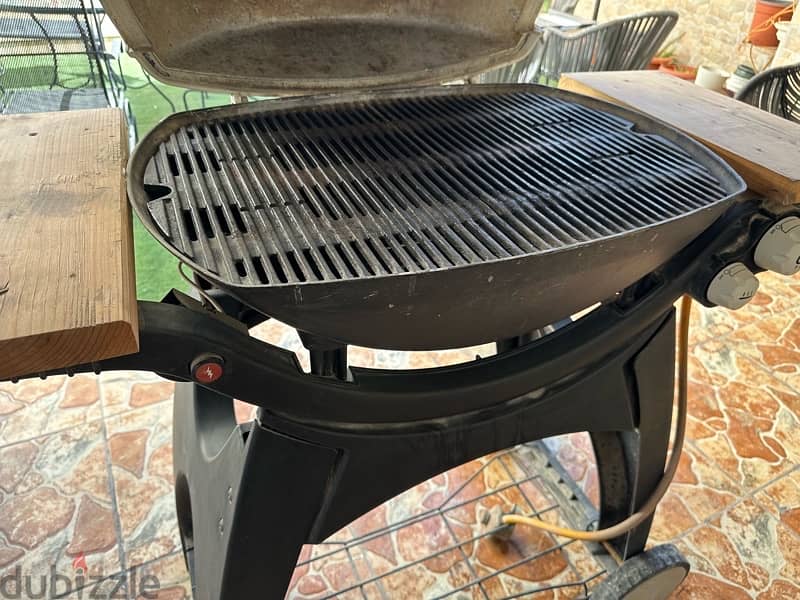 BBQ gas in excellent condition and outdoor furniture 4