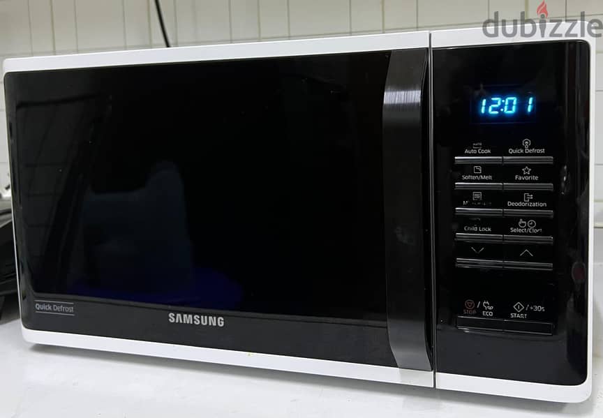 For sale a used Samsung Microwave Oven - 23L 1