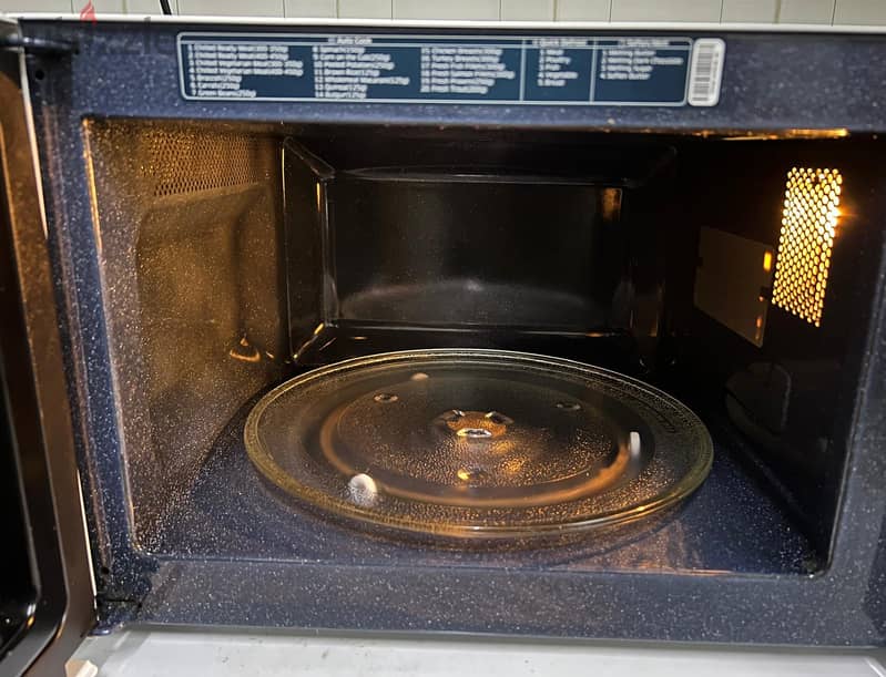 For sale a used Samsung Microwave Oven - 23L 3