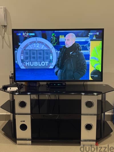 TV 42” Philips in excellent condition with table