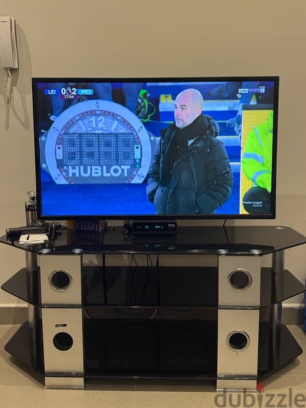 TV 42” Philips in excellent condition with table 0