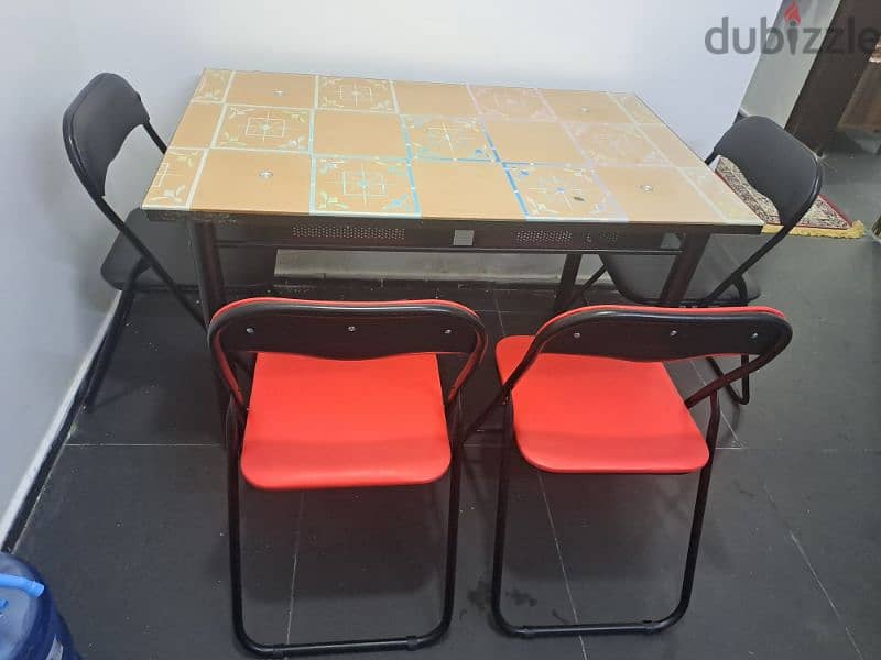 dinning table with fold chairs like new 2