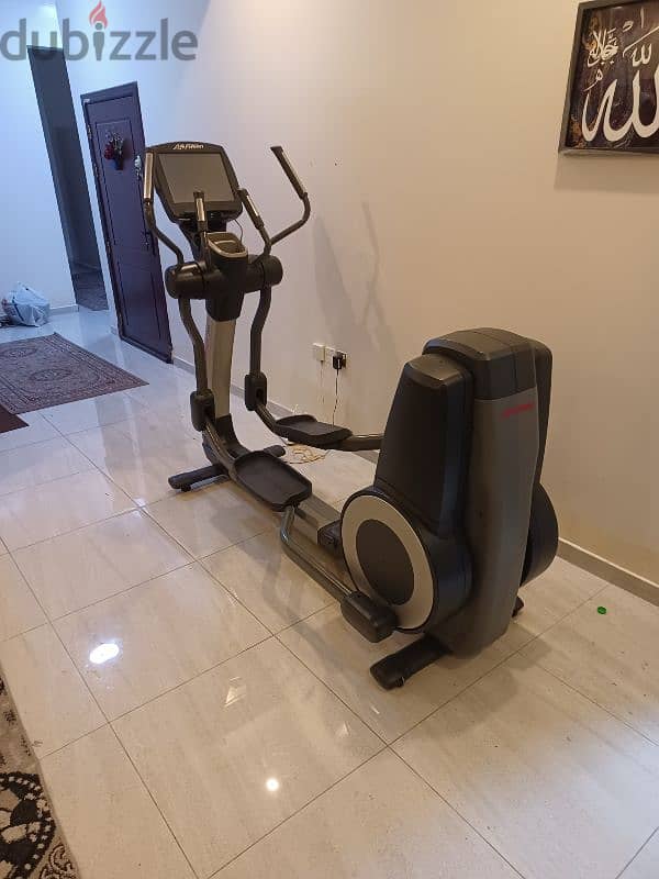 Heavy-duty Life Fitness Elliptical 1