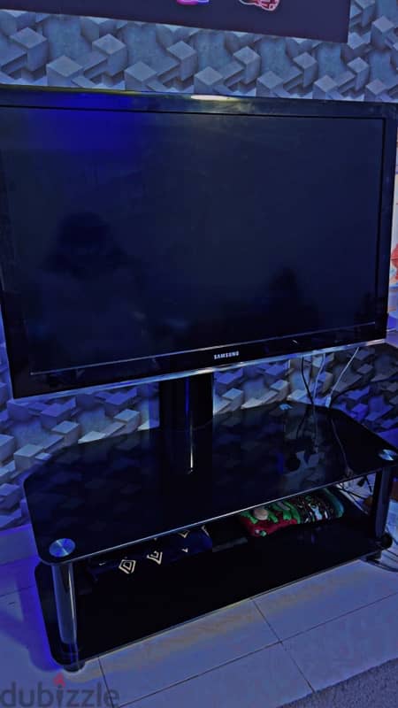 a table with tv stand طاولة مع مثبت شاشة 0