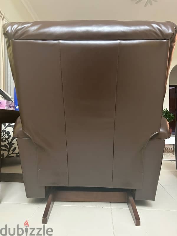 LAZBOY Wall Recliner Excellent condition BD 300 Negotiable 3