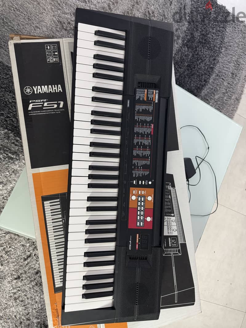 Keyboard- Yamaha psr F57 0