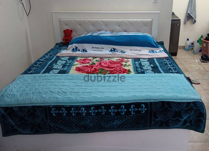 King size Bed with spring mattress 0