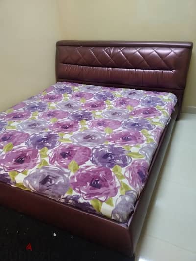 Bed for sale with 2 side tables without matters