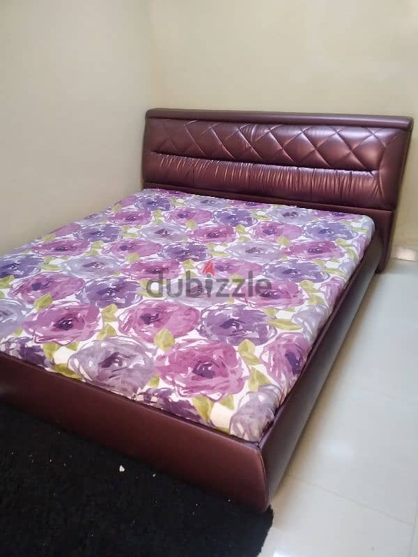 Bed for sale with 2 side tables without matters 1