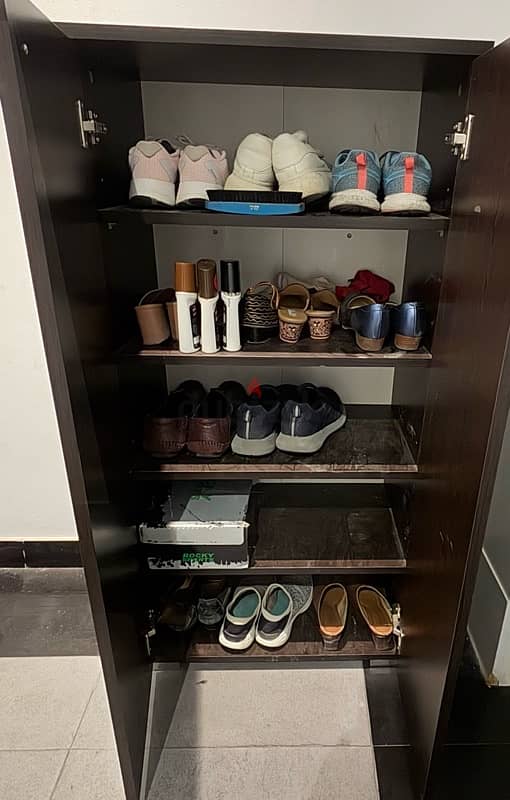 A brand  new shoe rack 0