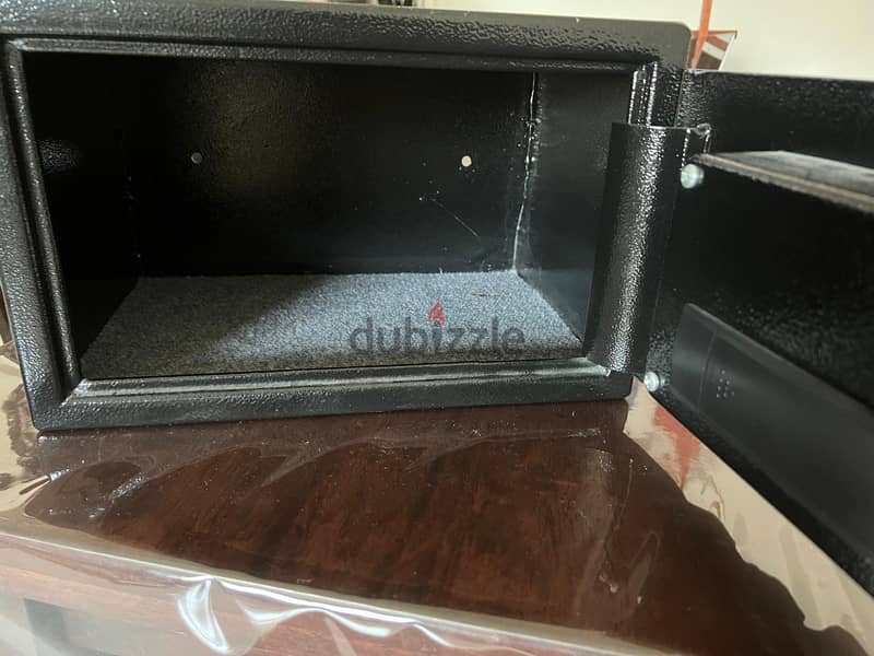 Carefully Used Sentry Security Safe With Both Digital And Analog Oper 5