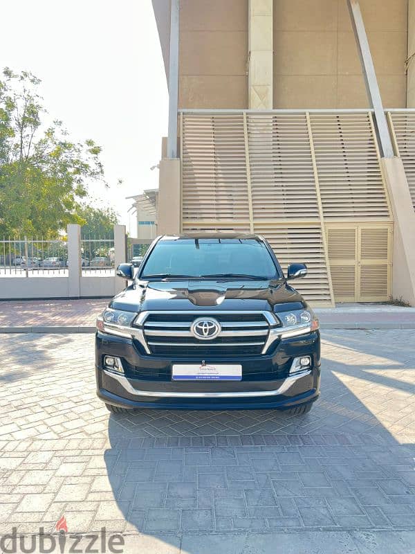 Toyota Land Cruiser 2019 GX. R V8 Grand Touring Low Millage Very Clean 1