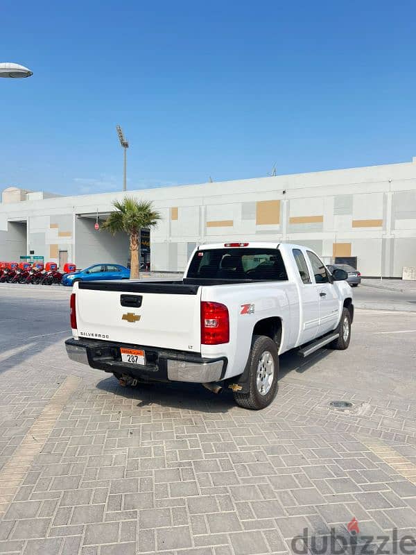 Chevrolet Silverado LT 2013 V8 First Owner Low Millage Very Clean 4