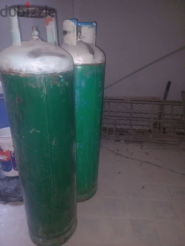 2 big resturent size cylinder with gass 0