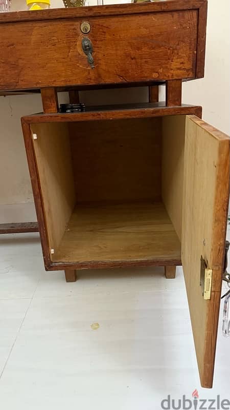 Urgent Sale > Table with locking system 2