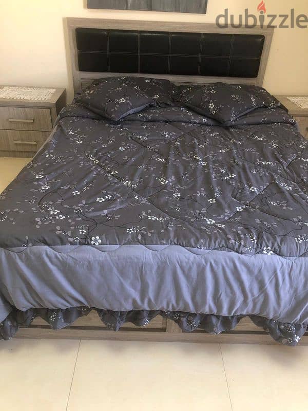 queen size bed for sale with mattress and 2 comidino 0