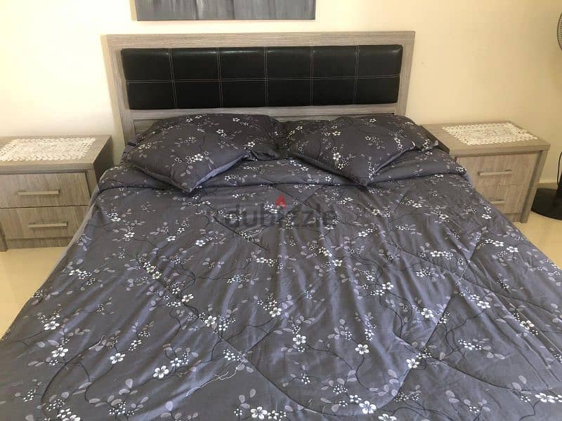 queen size bed for sale with mattress and 2 comidino 2