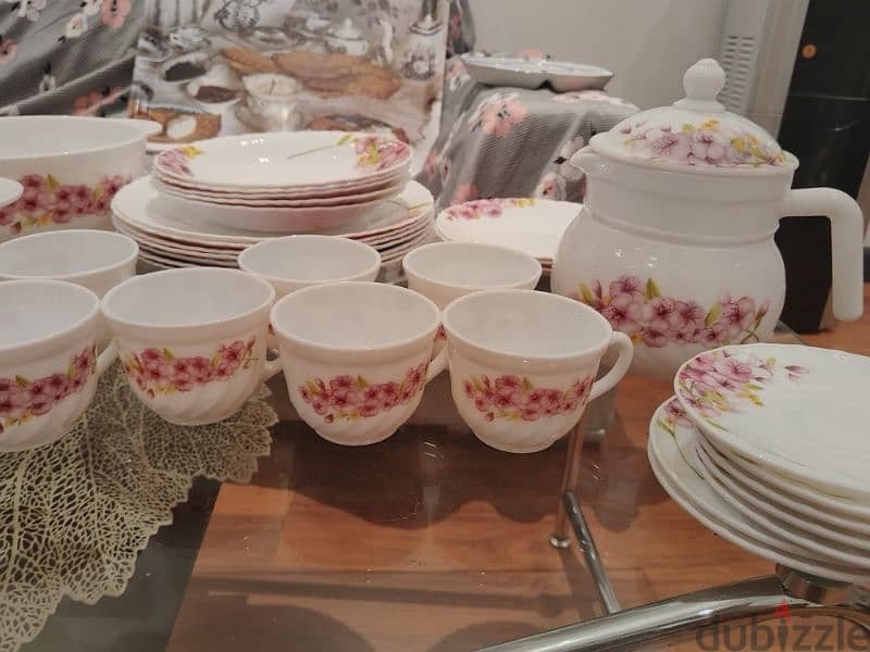 a beautiful 54 pieces glass dinner set for sale. condition 10/10 0