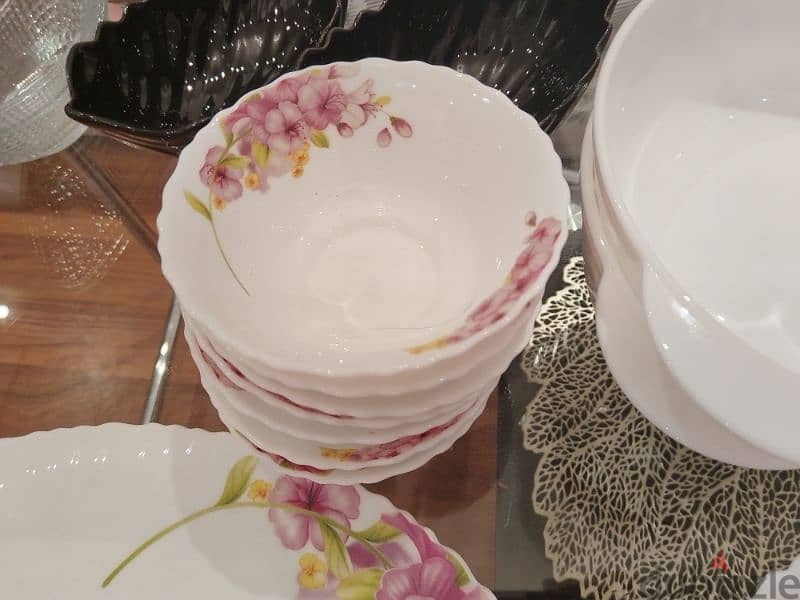 a beautiful 54 pieces glass dinner set for sale. condition 10/10 4