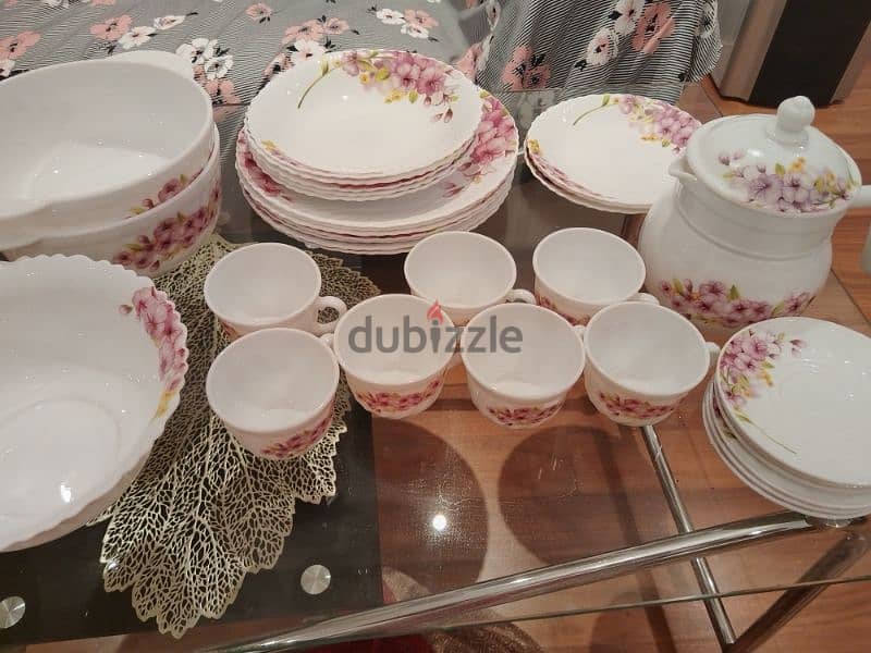 a beautiful 54 pieces glass dinner set for sale. condition 10/10 8