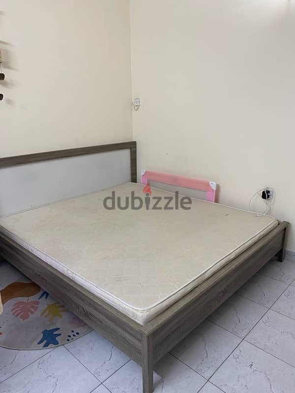 Queen Size Bed (180x200cm) 0