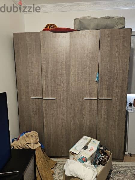 4 doors cupboard 0