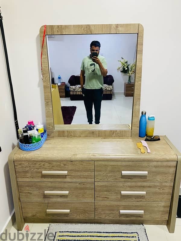 Dressing table with 6 drawers and a facial mirror. 0