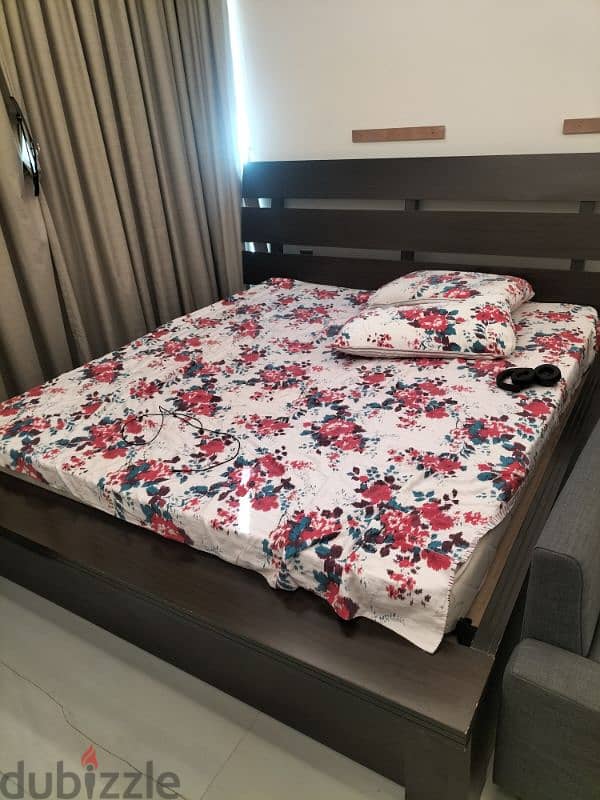 bed with driver 200 cm to 2 cm good condition with delivery 40 bd only 4