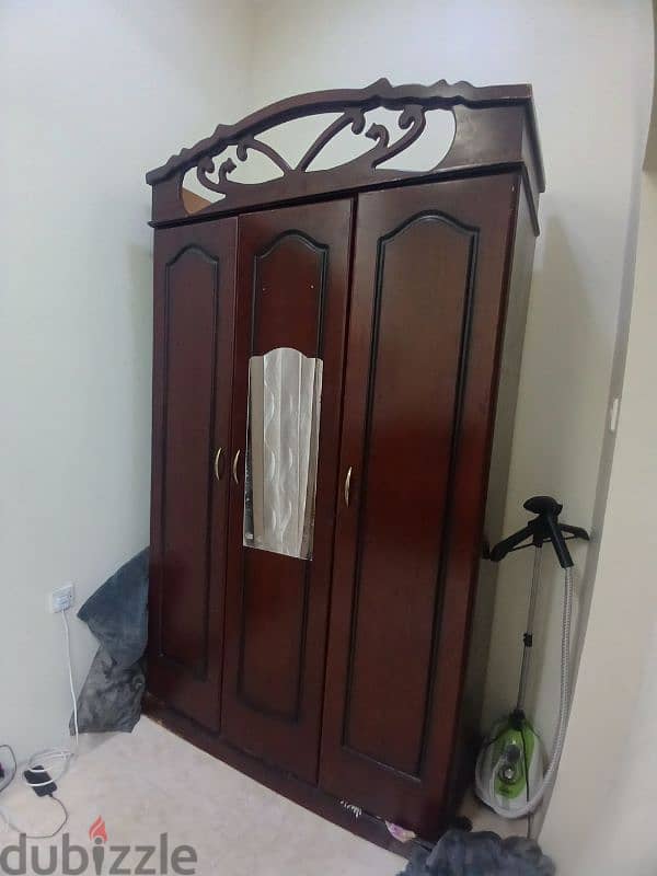 3 door cupboard 0