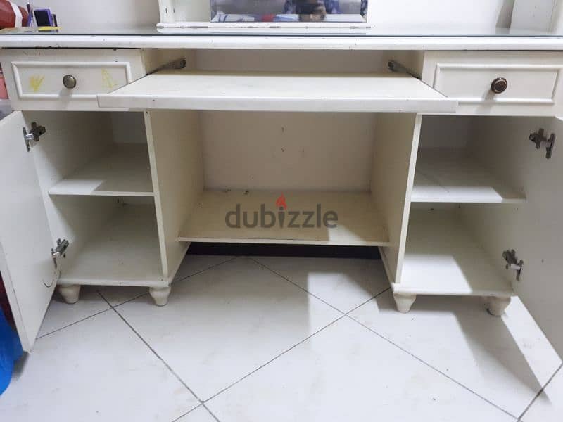 dressing table urgent for sale. 3