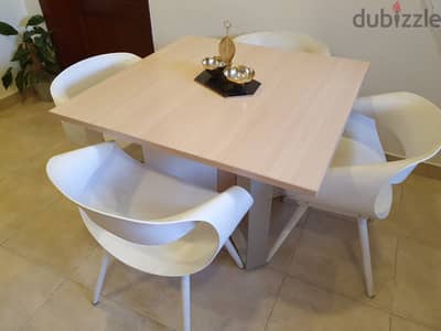 طاولة طعام dining table