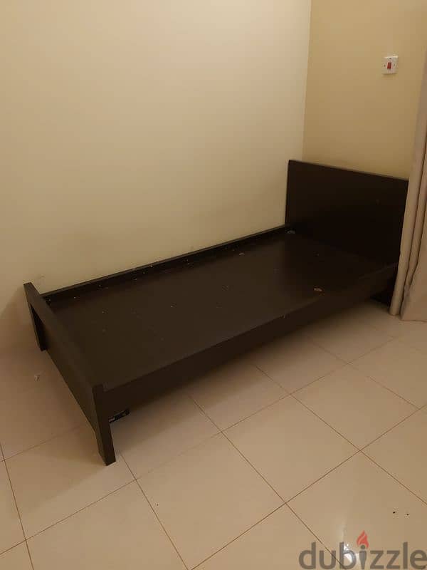 Single Bed (mattress not included) 1